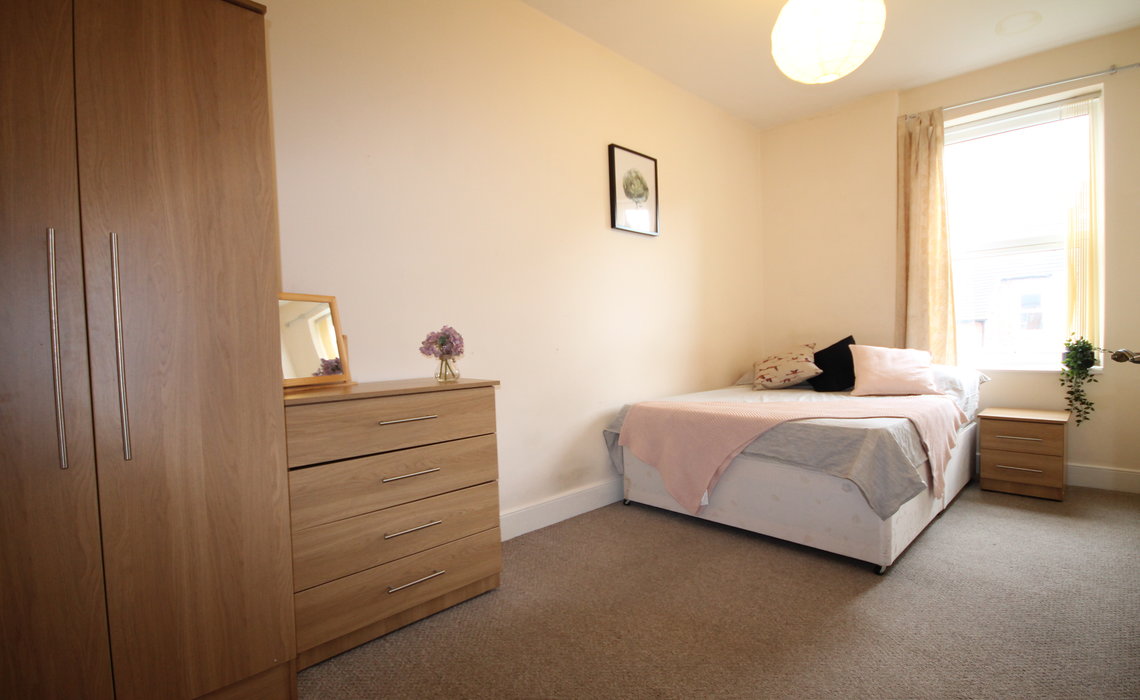 3 Bedroom Flat To Let in Heaton